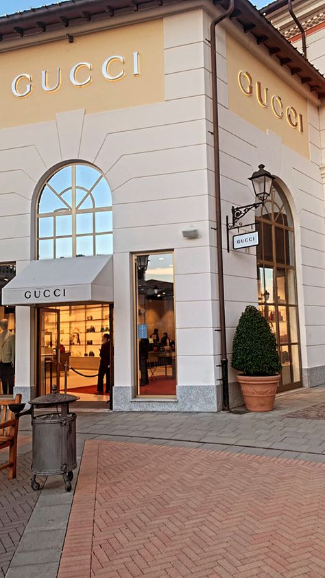 Gucci Store Exterior, Centro Comercial Aesthetic, Gucci Boutique, Cute Background For Zepeto, Villa Exterior Design, Vintage Coffee Shops, Building Front Designs, Commercial And Office Architecture, Shop Facade