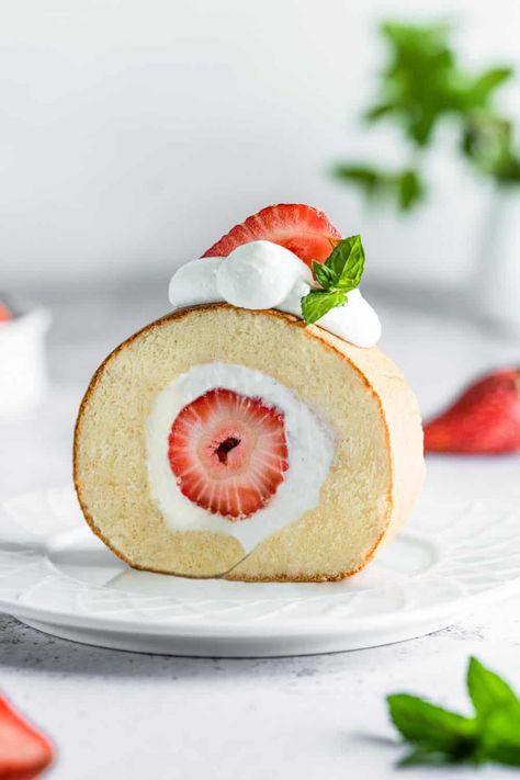 Japanese Cake Roll Recipe, Roll Cake Japanese, Japanese Swiss Roll, Japanese Cake Roll, Strawberry Cake Roll, Christmas Cake Roll, Japanese Roll Cake, Cake Japanese, Japanese Christmas Cake