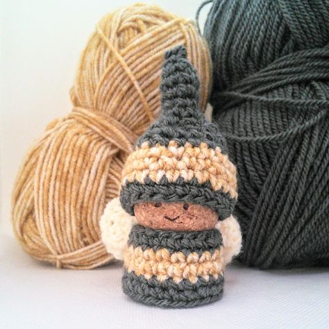 What is cuter than a bee gnome? A crochet cork bee gnome of course. Using scrap dk yarn in yellow, black and white and a recycled cork. Crochet Christmas Gnome Pattern, Crochet Christmas Gnome, Nautical Crochet, Crochet Woodland, Crochet Star Stitch, Crochet Wrist Warmers, Bee Gnome, Crochet Gnome, Gnome Crochet