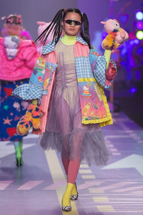 leaf xia rtw fw 2019 - tired!!!!! Leaf Xia, Fashion Show Themes, 일본 패션, Weird Fashion, Live Fashion, Harajuku Fashion, Large Fashion, Fashion Model, Look Cool