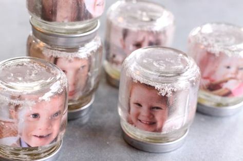 Diy Snowglobe, Baby Food Jars Diy, Snow Globe For Kids, Christmas Snow Globes Diy, Photo Snow Globes, Baby Food Jar Crafts, Snow Globe Crafts, Jars Snow, Globe Crafts