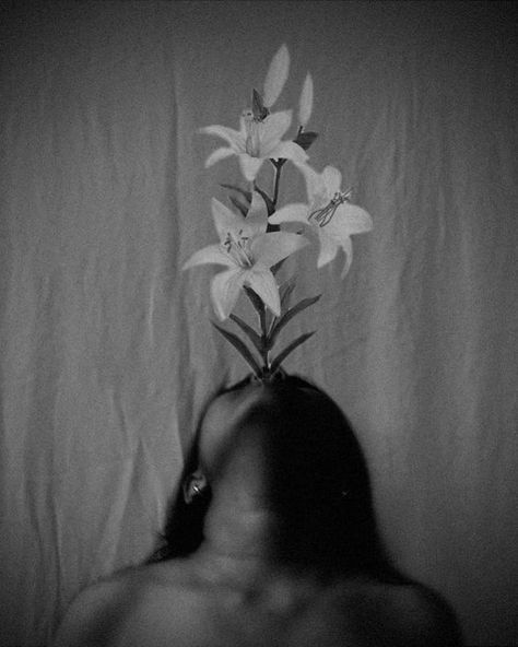 FLOWER FRIDAY|| Blooms in unexpected places make the world a better places.... #minimalistart #facelessportrait #personalisedportrait #minimalistdrawing #birthdaygiftideas Self Portrait Photography No Face, Artsy Photography Portrait, Meaningful Portrait Photography, Faceless Self Portrait Photography, Faceless Portrait Photography, Insanity Photography, Cardboard Self Portrait, Photoshoot Faceless, Faceless Photography Ideas