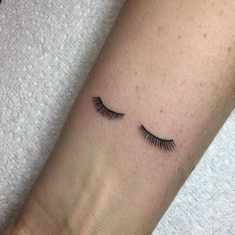 Eyelashes Tattoo, Lashes Tattoo, Cosmetology Tattoos, Eye Tattoo Meaning, Eye Lash Tattoo, Eyelash Logo, Geniale Tattoos, Makeup Tattoos, Winged Liner