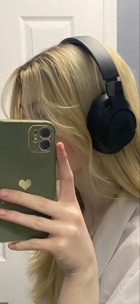 Jbl Headphones Aesthetic, Headphones Jbl, Headphone Aesthetic, Headphones Aesthetic, Jbl Headphones, Switch Accessories, Nintendo Switch Accessories, Aesthetic Stuff, Pinterest Girls