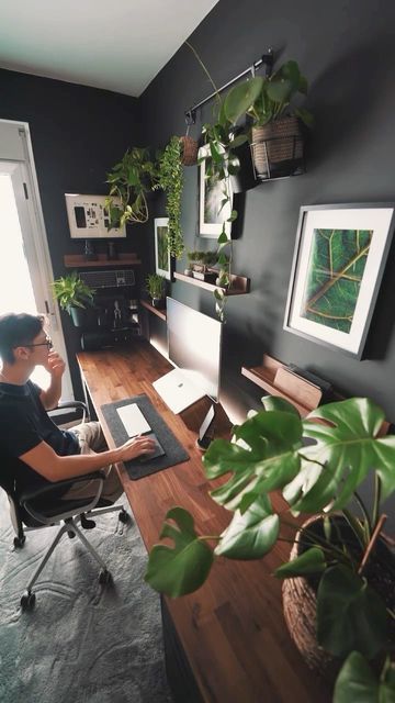 Urban Jungle Bloggers™ on Instagram: "Setting up the plant office for this Friday 👨🏻‍💻🌿💚 📹 by @matdilisio #urbanjunglebloggers" Masculine Office Ideas, Masculine Office Decor, Masculine Home Office Ideas, Victorian Nursery, Plant Office, Masculine Home Office, Nursery Decor Vintage, Home Ideas Kitchen, Urban Office