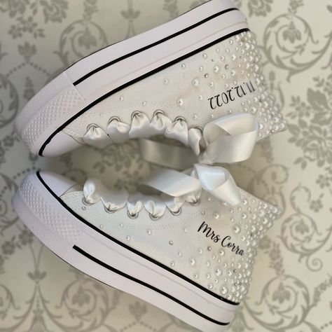 Bride Gym Shoes, Bridal Sneakers Diy, Diy Wedding Sneakers, Platform Converse Wedding, Bride Converse Shoes, Personalised Converse, Wedding Converse Bride, Ibiza 2024, Wedding Tennis Shoes