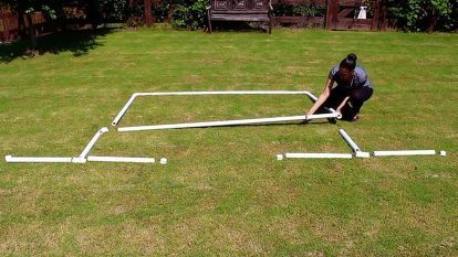 Make your very own outdoor movie theatre. This DIY PVC Pipe Movie Projector Screen is very easy to make, and great for FUN movie nights with your friends, and family.   EASY as 1,2,3!!!   You're going to need (4) 1 1/2in X10FT PVC Pipes, (6) 1 1/2 in Tees, (2) 1 1/2in Elbows, (4) 1 1/2in Caps(Optional), & a King Size King Sheet.   Fold Sheet in Half.   Use a 8Ft Pipe (Top of Screen) with attached Elbows to measure the Width of the Screen.   Cut excess Material.   Glue the Left & Right… Diy Backyard Movie Theater, Outdoor Movie Theatre, Movie Outdoor, Diy Backyard Movie, Movie Projector Screen, Diy Outdoor Movie Screen, Diy Movie Night, Backyard Movie Theaters, Diy Backyard Fence