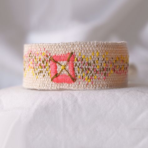 Unusual Bracelets, Woven Bracelet Diy, Jewelry Weaving, Sundance Style Jewelry, Fabric Cuff Bracelet, Circular Weaving, Weaving Loom Diy, Loom Jewelry, Wearable Art Jewelry