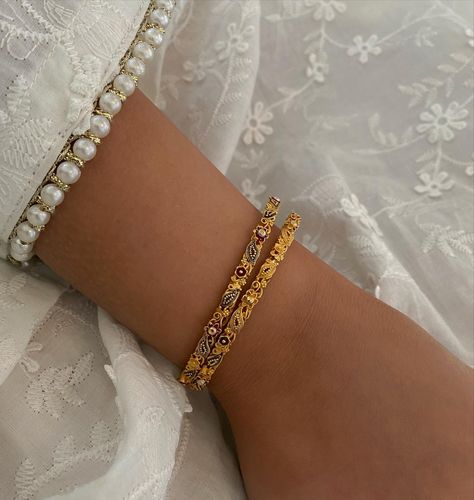 Pakistani Gold Bracelet, Bangles Jewelry Designs Gold Indian, Gold Indian Bracelet, South Asian Jewelry Aesthetic, Gold Bangle Aesthetic, Pakistani Gold Bangles, Arab Gold Bracelet, Desi Gold Jewellery, Gold Bangles Aesthetic