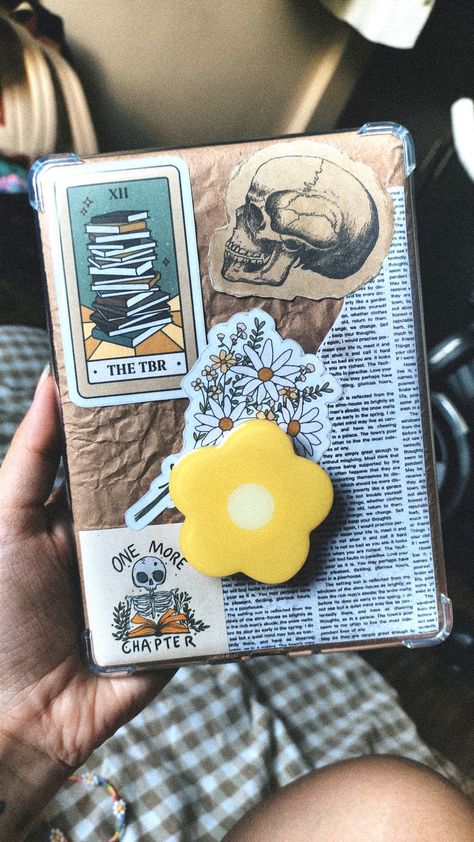 Kobo Cover Diy, Kindle Popsocket Aesthetic, Ereader Case Aesthetic, Kindle Sticker Aesthetic Case, Kindle Decoration Aesthetic, Kobo Decoration, Kindle Oasis Aesthetic, Kindle Stickers Aesthetic, Kindle Decoration Ideas