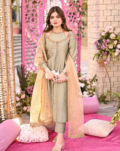 13th Birthday Party, Designer Dresses Elegant, Simple Dress Casual, Birthday Party Dresses, Certificate Background, House Wife, Latest Dress Design, Pakistani Fancy Dresses, Pakistani Dresses Casual