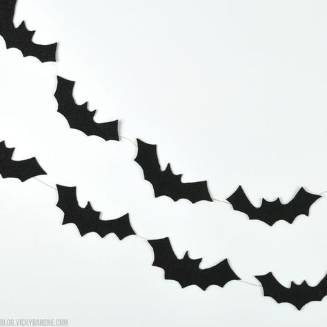 Paper Bats On Walls Diy, Felt Bats Diy, Halloween Bat Garland, Felt Bats Halloween, Felt Bats, Felt Bat Garland, Felt Bat, Bat Garland, Sew Felt