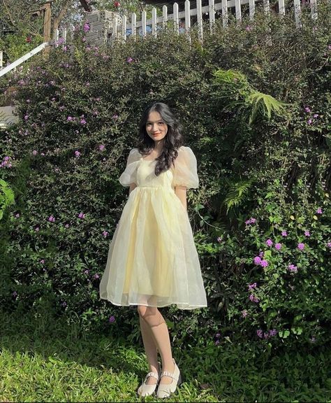 Birthday Poses In Frock, Birthday Style Dresses Simple, Fluffy Frocks For Women, Teenage Frocks Designs, Frock Western Style, Photo Poses For Frock, Organza Frocks For Women Western, Western Dresses For Birthday, Western Short Dresses For Women