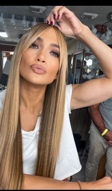 Modern Hair Styles 2022, Blonde Bangs On Dark Hair, Honey Gold Highlights On Brown Hair, Tiffani Thiessen Style, Jlo Blonde Hair, Mexican Blonde Hair, Blonde Hair For Tan Skin, Jlo Hair Blonde Jennifer Lopez, Jlo Blonde