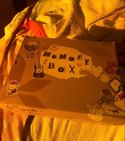 Yellow Diy Gifts, Memorie Box For Boyfriend, Childhood Memory Box Ideas Diy, Memory Core Aesthetic, Memory Box Relationship, Collage Boxes Ideas, Memory Box Decoration, Relationship Memory Boxes, Memory Box Ideas Aesthetic