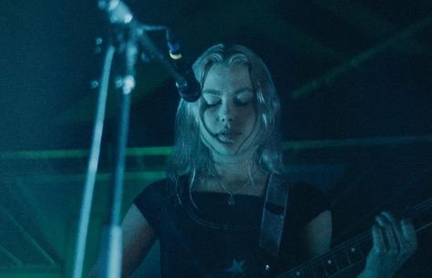 Phoebe Bridgers Wallpaper, Phoebe Bridgers, Comfort People, Pretty Ppl, Look At The Sky, Film Photo, Favorite Artist, White People, Oblivion