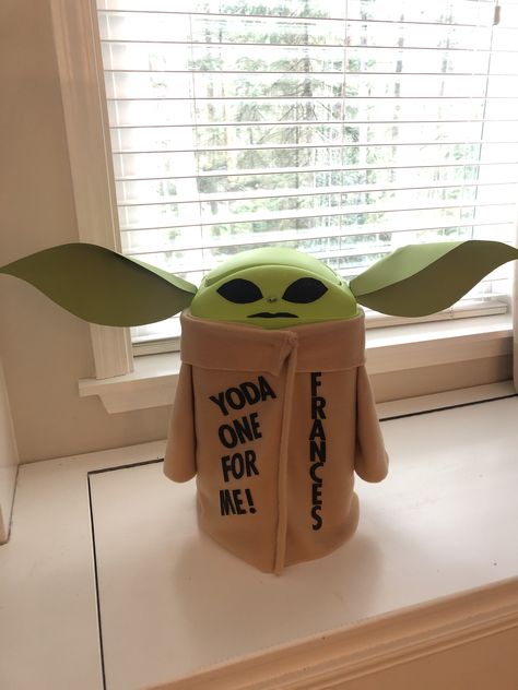 Alien Valentines Boxes, Grogu Valentine Box Ideas, Baby Yoda Valentines Boxes, Trash Can Valentine Box Ideas, Yoda Valentine Box Ideas, Baby Yoda Valentine Box Ideas, Star Wars Valentine Box Ideas, Baby Yoda Valentine, Star Wars Valentines Box