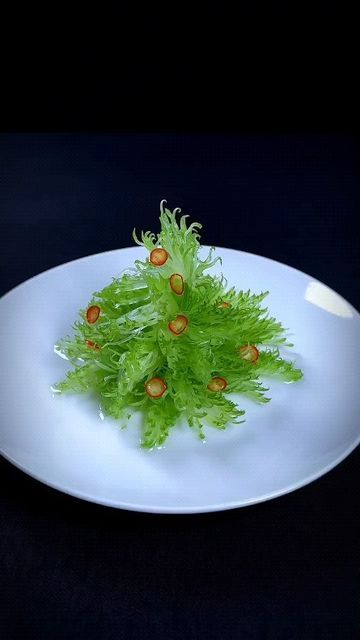 AmazingTaishun on Instagram: "Make celery into a shape that ordinary people can’t afford 

#knifepainting  #celery #food" Celery Flowers, Vegetable Design, Ordinary People, October 21, Veggie Dishes, Food Decoration, Food Plating, Cooking Tools, Food Art