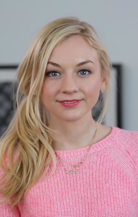 emily-kinney Emmy Kinney, Beth Greene, Maggie Greene, Walking Dead Tv Series, Emily Kinney, Lauren Cohan, Unique Faces, The Batman, Batgirl