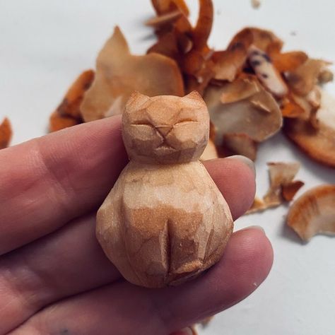 Cat Carving Wood, Cat Wood Carving, Art Sculpture En Bois, Cat Unique, Avocado Pit, Avocado Art, Whittling Projects, Simple Wood Carving, Wood Carving For Beginners