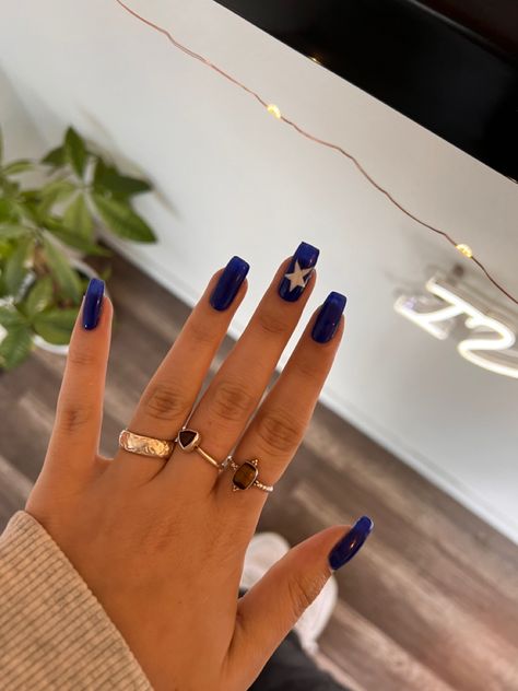 Navy Blue Inspired Nails, White And Blue Star Nails, Dark Blue And White Nails Acrylic, Blue Nails White Stars, European Nail Designs, Blue Nails Navy, Blue Nails With White Stars, Nails Dark Blue And White, Blue Nails With White Design