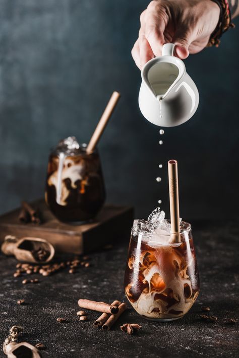 Iced coffee on Behance Coffee Advertising, Creative Advertising Photography, Coffee Wallpaper, Drink Photo, Photography Canon, Coffee Pictures, Coffee Photos, Photography Food, Coffee Photography