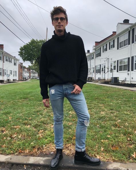 Antoni Porowski, Disco Outfit, Men Style Tips, Men Street, Street Style Outfit, Style Outfits, Mens Street Style, Sweater Weather, Blue Jeans