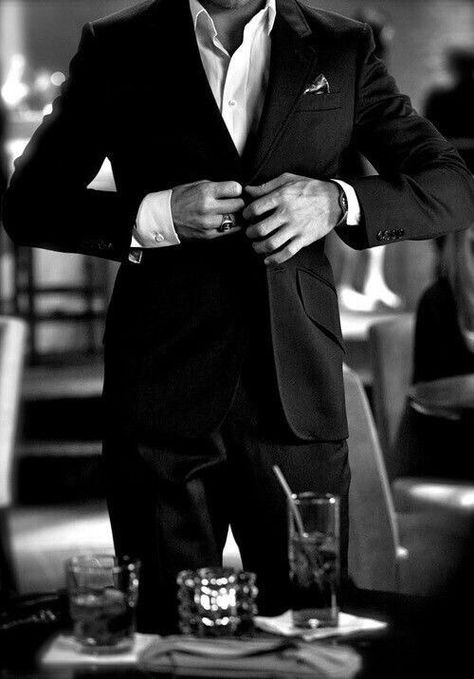 Pose Couple, A Man In A Suit, Man In A Suit, Cooler Style, Dark Men, Outfits Hombre, Elegant Man, Christian Grey, Rich Man