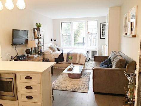 Melissa's Manhattan Studio Apartment Makeover — Makeover Apartments Layout, Apartemen Studio, Cozy Studio Apartment, Gorgeous Apartment, One Room Apartment, Studio Apartment Living, Studio Layout, Studio Apartment Design, Trendy Apartment