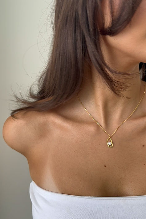 Simple Necklace Aesthetic, Jewelry Elegant Classy, Classy Necklace Stack, Elegant Gold Diamond Necklace, Gold Jewelry Aesthetic Necklaces, Minimalist Ear Piercings Simple Classy, Jewellery Outfit Ideas, Outfits With Gold Jewelry, Gold Necklaces Aesthetic