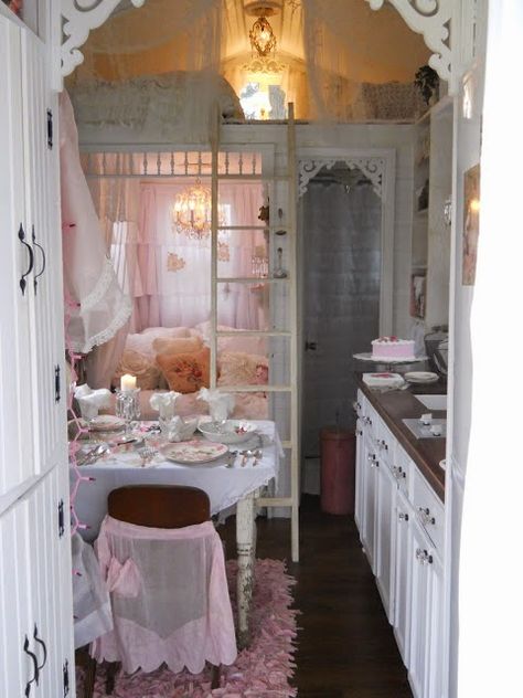 Pink Rugs, Decoration Shabby, Fairytale Cottage, Casa Country, Frosé, Casa Vintage, Shabby Chic Bathroom, Shabby Chic Bedroom, Shabby Chic Bedrooms