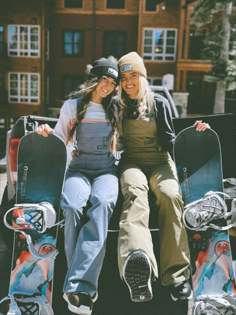 90s Snowboard Aesthetic, Women Snowboarding Outfits Style, Snowboard Outfit Aesthetic, Women’s Ski Outfit, Womens Snowboarding Outfits, Ski Aesthetic Outfits, Snowboard Outfits For Women, Snowboarding Style Outfits, Snow Boarding Outfits