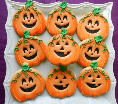 Jack O Lantern Cookies, Halloween Cookies Decorated, Easy Pumpkin Carving, Halloween Sugar Cookies, Cocoa Cookies, Royal Icing Recipe, Kinds Of Cookies, Cookie Tutorials, Pumpkin Carvings Stencils