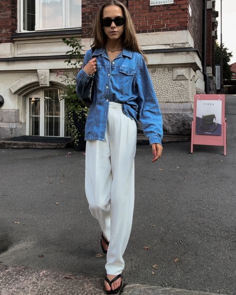 Favourite shirt of the season 🦋 #denimshirt #denimtrends #luvdenim #denimaddicted #casualchicstyle #fallfashiontrends #minimalstreetstyle Denim Shirt Spring Outfit, Denim Shirt Summer Outfit, Denim Shirt Outfit Summer, Style A Denim Shirt, Denim Jeans Outfit Casual, Denim Shirt Outfits, White Denim Jeans Outfit, Shirt Spring Outfit, Jeggings Outfit