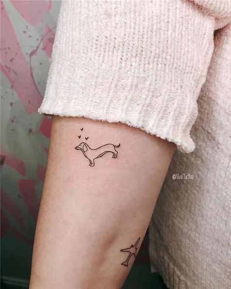 14 Minimalist Tattoo Ideas For Dachshund Lovers - PetPress Daschund Tattoo, Dachshund Tattoo, Minimalist Tattoo Ideas, Tattoos Mandala, Shape Tattoo, Small Girl Tattoos, Tattoos Geometric, Detailed Tattoo, Cute Small Tattoos