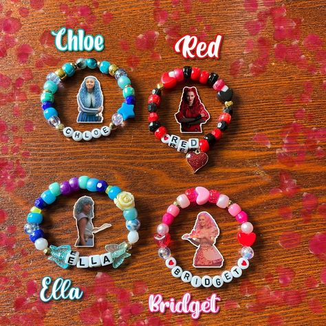 Descendants Inspired Kandi - Etsy Disney Inspired Bracelets Diy, Descendants Crafts, Descendants Games, Character Bracelets, Small Business Plan Ideas, Disney Bracelets, Bracket Ideas, Kitty Crafts, Pulseras Kandi