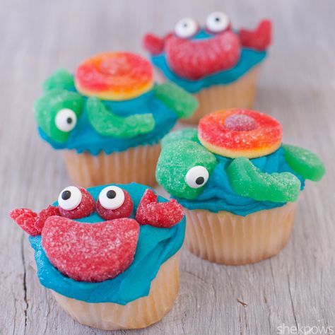 Kids will flip for easy-to-make crab and sea turtle cupcakes — all you need is candy Sea Turtle Cupcakes, Crab Cupcakes, Cupcakes For Kids, Sea Cupcakes, Turtle Cupcakes, 4de Verjaardag, Canned Frosting, Kid Cupcakes, Cupcake Wars