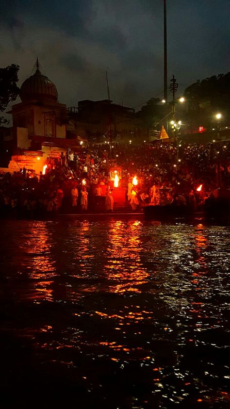 Ganga Aarti Wallpaper, Haridwar Ganga Aarti Photography, Ganga Aarti Haridwar Video, Haridwar Aesthetic Photo, Ganga Aarti Rishikesh, Ganga Aarti Haridwar, Ganga Aarti Aesthetic, Banaras Pictures, Aarti Aesthetic