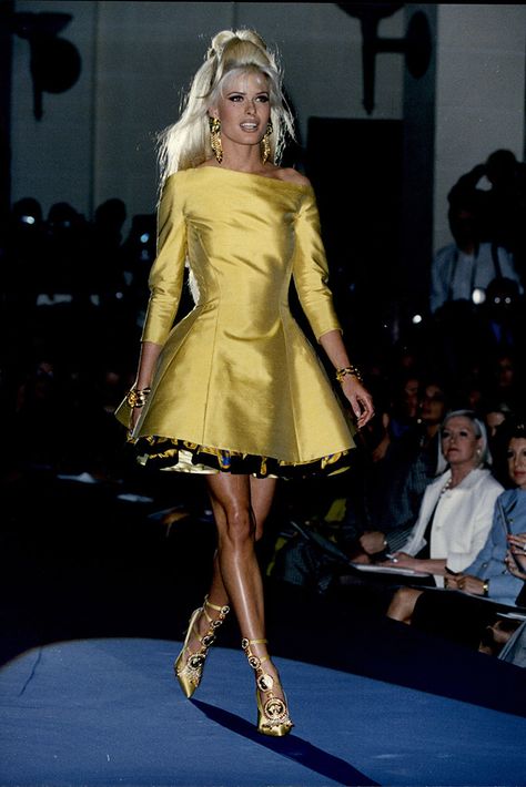 Iconic Runway Looks, Iconic Runway, Gianni Versace 90s, Versace 90s, 1990s Dress, Best Boots, Versace Runway, Versace Vintage, 90s Runway Fashion