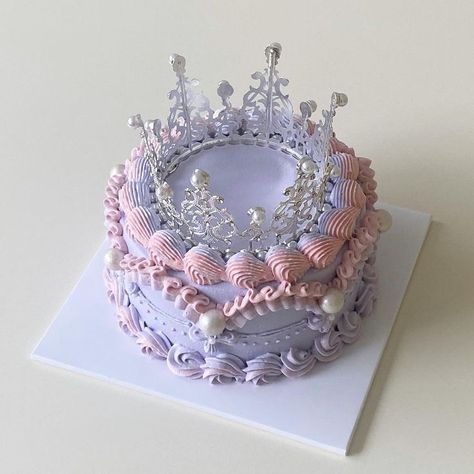 Birthday Cake Roses, Vintage Sweets, Queen Cakes, Vintage Birthday Cakes, Princess Birthday Cake, Crown Cake, Mini Cakes Birthday, Creative Birthday Cakes, Dream Cake