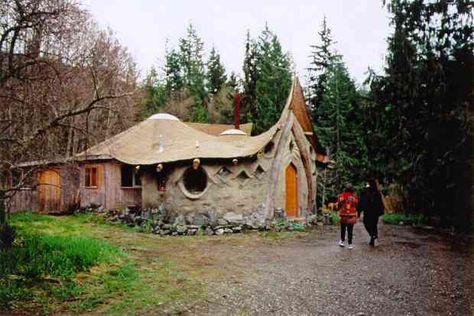 Exterior of cob. entrance to yoga studio Timberframe Houses, Mexican Houses, Metal Houses, Eco Construction, Alternative Homes, Cob Building, Natural Building Materials, Handmade House, Straw Bale House