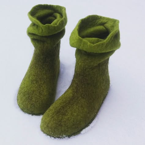 Sew Slippers, Felted Shoes, Baby Puffs, Felt Boots, Fairy Shoes, Diy Sewing Tutorials, Felted Wool Crafts, Felt Shoes, Diy Wardrobe