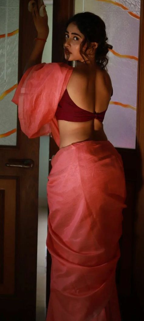 Rashmika Mandana Saree, Blouse Designs Wedding, Kerala Saree Blouse Designs, Sabyasachi Sarees, Saree Kuchu Designs, Backless Blouse Designs, Saree Poses, Tiger Shroff, Indian Photoshoot