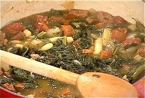 Portuguese Chourico and Kale Soup Portuguese Kale Soup, Portuguese Soup, Chorizo Soup, Kale Soup Recipes, Green Soup, Kale Soup, Rachel Ray, Soup And Stew, Soup Season