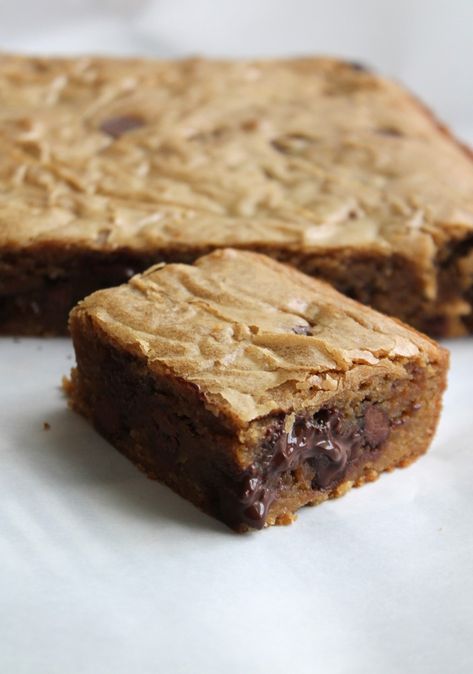 Browned Butter Chocolate Chunk Blondies – My Recipe Reviews Chocolate Chunk Blondies, Blondies Recipes, Brown Butter Blondies, Shortbread Bars, Blondies Recipe, Browned Butter, Chocolate Chunk, Butter Chocolate, Chopped Pecans