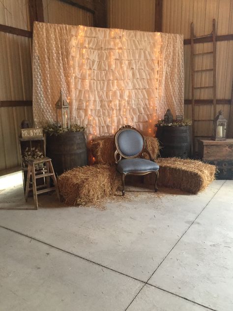 Western Wedding Photo Backdrop, Country Photobooth, Country Style Party Decorations, Western Backdrop Ideas, Cowhide Backdrop, Western Photo Backdrop, Western Party Backdrop, Cowboy Event, Western Theme Party Decorating Ideas