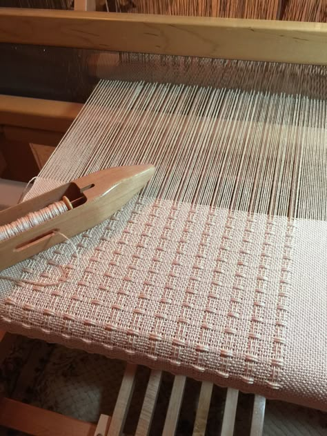 Beginning Weaving Loom, Rug Weaving Loom, Rigid Heddle Weaving Projects, Weaving Patterns Loom, Rigid Heddle Weaving Patterns, Weaving Patterns Design, Weaving Loom Diy, Rigid Heddle Loom, Inkle Weaving