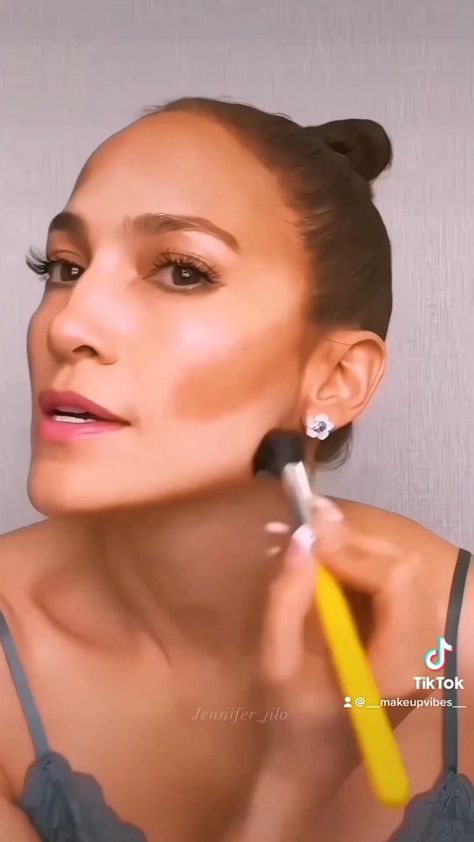 💄FOLLOW FOR MORE MAKEUP TUTORIALS💅🏻 Eye Contouring Tutorial, Make Up Diy Tutorials, Makeup For Ponytail Hair, Jlo Make Up Looks, Tv Makeup Looks, Jlo Makeup Natural, Eye Contour Makeup, Natural Contour Makeup Tutorials, Aged Skin Makeup