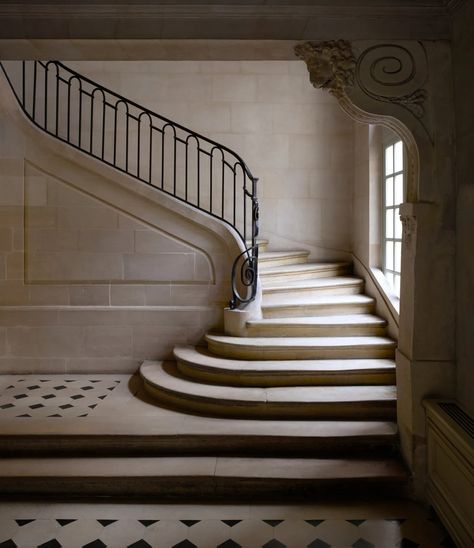 Un hôtel particulier dans le Marais à la rénovation inestimable | AD Magazine French Staircase, Hotel Particulier Paris, Ad Architectural Digest, Parisian Architecture, Australia House, Paris Home, Australian Architecture, Wood Stairs, Parisian Apartment