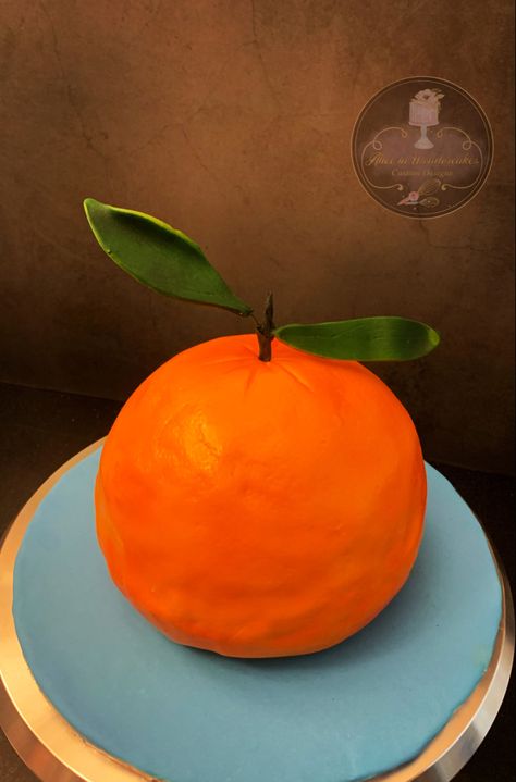 Check YouTube tutorial!! Orange Shaped Cake, Fruit Shaped Cake, Orange Cake Design, Drawing Cake, Orange Birthday Cake, Carved Cakes, Spectacular Cakes, How To Make Orange, Orange Birthday